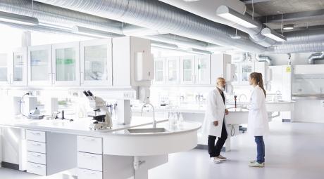 Two researchers have a conversation in a lab