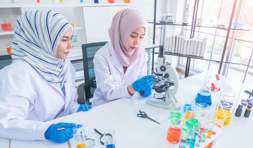 Female medical students in lab.