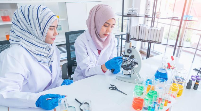 Female medical students in lab.