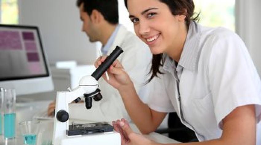 Female medical student working in the lab.